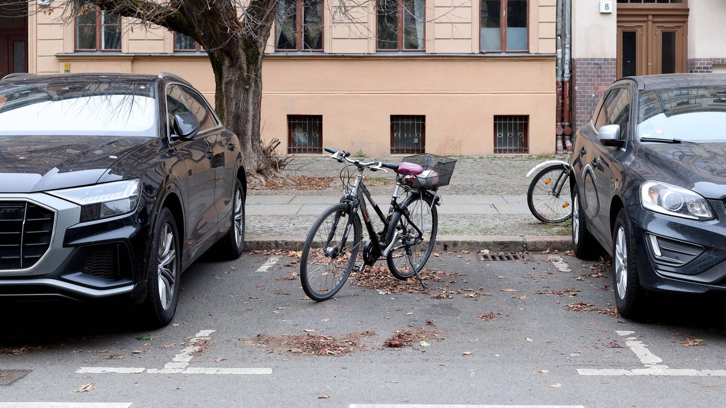 In einer Parklücke zwischen zwei Autos steht ein Fahrrad