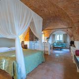 Villa Sermolli in Buggiano Castello  15 Zimmer, und keines wie das andere: Die ehemaligen Wohnräume der Grafen Sermolli im Piano Nobile sind mit Fresken verziert; in den Nebengebäuden gibt es Apartments mit Küche und privater Terrasse; die einstigen Dienstbotenzimmer besitzen Steinböden und antike Holzmöbel. Schmal sind die Gänge, die in diesen Teil des Hauses führen. "Die Angestellten wurden ja nicht dick, die waren den ganzen Tag auf Trab", sagt Magdalena Richter. Sie ist einst aus Schwabach in die Toskana gezogen, war Verwalterin der Villa und nimmt die Reservierungen entgegen, seit ihr Landsmann Martin Pleiner das Haus vor fünf Jahren von einer Künstlergemeinschaft gekauft und in ein Hotel umgewandelt hat.