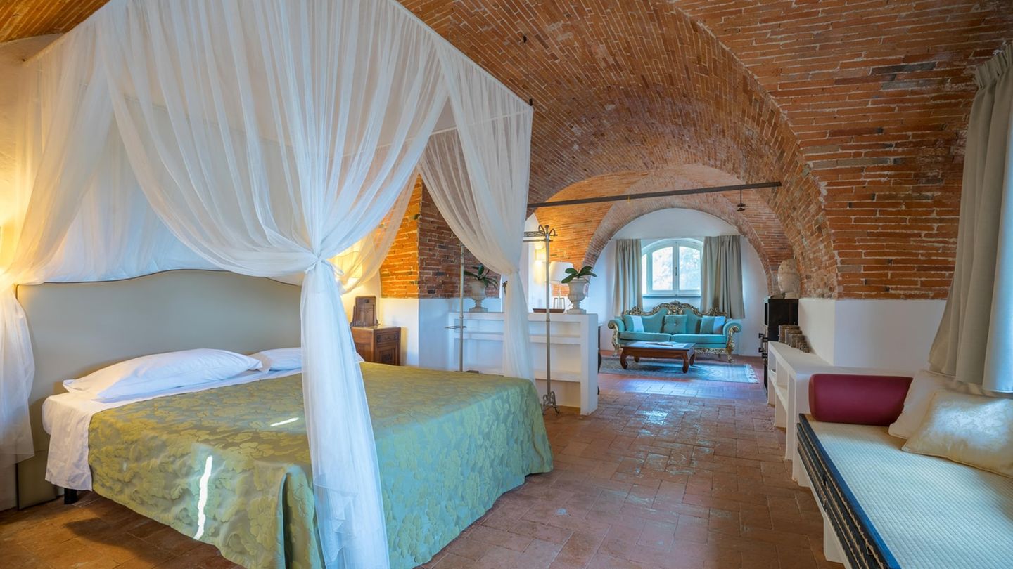 Unterkünfte in der Toskana: Villa Sermolli in Buggiano Castello 15 Zimmer, und keines wie das andere: Die ehemaligen Wohnräume der Grafen Sermolli im Piano Nobile sind mit Fresken verziert; in den Nebengebäuden gibt es Apartments mit Küche und privater Terrasse; die einstigen Dienstbotenzimmer besitzen Steinböden und antike Holzmöbel. Schmal sind die Gänge, die in diesen Teil des Hauses führen. "Die Angestellten wurden ja nicht dick, die waren den ganzen Tag auf Trab", sagt Magdalena Richter. Sie ist einst aus Schwabach in die Toskana gezogen, war Verwalterin der Villa und nimmt die Reservierungen entgegen, seit ihr Landsmann Martin Pleiner das Haus vor fünf Jahren von einer Künstlergemeinschaft gekauft und in ein Hotel umgewandelt hat. Villa Sermolli in Buggiano Castello 15 Zimmer, und keines wie das andere: Die ehemaligen Wohnräume der Grafen Sermolli im Piano Nobile sind mit Fresken verziert; in den Nebengebäuden gibt es Apartments mit Küche und privater Terrasse; die einstigen Dienstbotenzimmer besitzen Steinböden und antike Holzmöbel. Schmal sind die Gänge, die in diesen Teil des Hauses führen. "Die Angestellten wurden ja nicht dick, die waren den ganzen Tag auf Trab", sagt Magdalena Richter. Sie ist einst aus Schwabach in die Toskana gezogen, war Verwalterin der Villa und nimmt die Reservierungen entgegen, seit ihr Landsmann Martin Pleiner das Haus vor fünf Jahren von einer Künstlergemeinschaft gekauft und in ein Hotel umgewandelt hat.