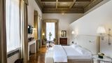 Relais Santa Croce in Florenz - Kategorie Luxus  Brad Pitt und Angelina Jolie haben in der Suite "Reale da Verrazzano" übernachtet. Wahrlich keine schlechte Wahl: Die Wände sind bis zu fünf Meter hoch, die Decken mit Fresken ausgemalt, die Böden mit wunderbarem Eichenparkett ausgelegt. Erlesene Antiquitäten zieren die Zimmer; es gibt zwei Marmorbäder, ein türkisches Bad und einen privaten Fitnessraum - das alles auf einer Fläche von 170 Quadratmetern. Aber ehrlich gesagt, ich bevorzuge Zimmer 306. Das ist zwar viel kleiner und weniger grandios, dafür bin ich mit dem Blick auf die Kathedrale Santa Croce eingeschlafen, der das Hotel seinen Namen verdankt. Morgens habe ich auf der schokoladenbraunen Lederchaiselongue eine Tasse Tee aus der Hausbar genossen - die hat einen Wasserkocher, seltener Service in einem Luxushotel. Natürlich hätte ich mir Santa Croce von innen ansehen können, den Dom, die Uffizien, ist alles in der Nachbarschaft. Stattdessen bin ich nach dem Frühstück im Musiksaal vor dem Kaminfeuer hängengeblieben, habe in Bildbänden geblättert, mir Espresso und Gebäck servieren lassen und mich in diesem Palazzo einen Tag lang wie ein Florentiner gentiluomo gefühlt. Nächstes Mal reserviere ich vielleicht Zimmer 308 – das hat als einziges einen Balkon.