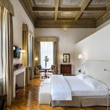 Relais Santa Croce in Florenz - Kategorie Luxus  Brad Pitt und Angelina Jolie haben in der Suite "Reale da Verrazzano" übernachtet. Wahrlich keine schlechte Wahl: Die Wände sind bis zu fünf Meter hoch, die Decken mit Fresken ausgemalt, die Böden mit wunderbarem Eichenparkett ausgelegt. Erlesene Antiquitäten zieren die Zimmer; es gibt zwei Marmorbäder, ein türkisches Bad und einen privaten Fitnessraum - das alles auf einer Fläche von 170 Quadratmetern. Aber ehrlich gesagt, ich bevorzuge Zimmer 306. Das ist zwar viel kleiner und weniger grandios, dafür bin ich mit dem Blick auf die Kathedrale Santa Croce eingeschlafen, der das Hotel seinen Namen verdankt. Morgens habe ich auf der schokoladenbraunen Lederchaiselongue eine Tasse Tee aus der Hausbar genossen - die hat einen Wasserkocher, seltener Service in einem Luxushotel. Natürlich hätte ich mir Santa Croce von innen ansehen können, den Dom, die Uffizien, ist alles in der Nachbarschaft. Stattdessen bin ich nach dem Frühstück im Musiksaal vor dem Kaminfeuer hängengeblieben, habe in Bildbänden geblättert, mir Espresso und Gebäck servieren lassen und mich in diesem Palazzo einen Tag lang wie ein Florentiner gentiluomo gefühlt. Nächstes Mal reserviere ich vielleicht Zimmer 308 – das hat als einziges einen Balkon.
