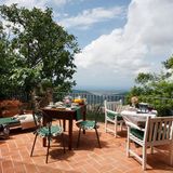 Salvia e Rosmarino in Metato  Nach ein paar Semestern an der Universität von Pisa warf Samuele das Handtuch. Statt zu studieren, wollte er lieber mit seiner Cousine Celeste das Haus der Großeltern in ein B & B verwandeln - mit Holzmöbeln und Spitzenvorhängen; eine Nachbarin hat die Kopfkissen bestickt. Besonders schön: Zimmer Nummer 3, von dem aus man durch zwei Fenster über das Tal von Camaiore bis zum Meer blickt. 