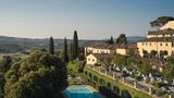 Castello del Nero in Tavarnelle Val di Pesa - Kategorie Luxus  Meterdicke Mauern, hohe Gewölbedecken, mächtige Kamine. Und Säle, in denen ohne Mühe große Gesellschaften feiern können - die Florentiner Adelsfamilie Del Nero ließ sich im 12. Jahrhundert diesen repräsentativen Landsitz errichten. Prachtvoll ist auch das Hotel, das hier heute residiert, mit 50 Zimmern und Suiten, einige davon wahrhaft grandios mit ihren ausgemalten Balkendecken, der privaten Terrasse, den farbenfrohen Fresken. Und natürlich grandios teuer. Aber auch die Standard-Zimmer sind außergewöhnlich, dank ihrer warmen Farben, der toskanischen Stoffe, der bequemen Sessel und feinsten Wolldecken. Das Hotel liegt günstig, nach Siena oder Florenz braucht man nicht mehr als eine gute halbe Stunde. Doch könnte man es hier durchaus ein paar Tage lang aushalten, ohne das Gelände zu verlassen. Es lockt: ein großer Pool, ein luxuriöses Spa und ein ausgezeichnetes Restaurant.