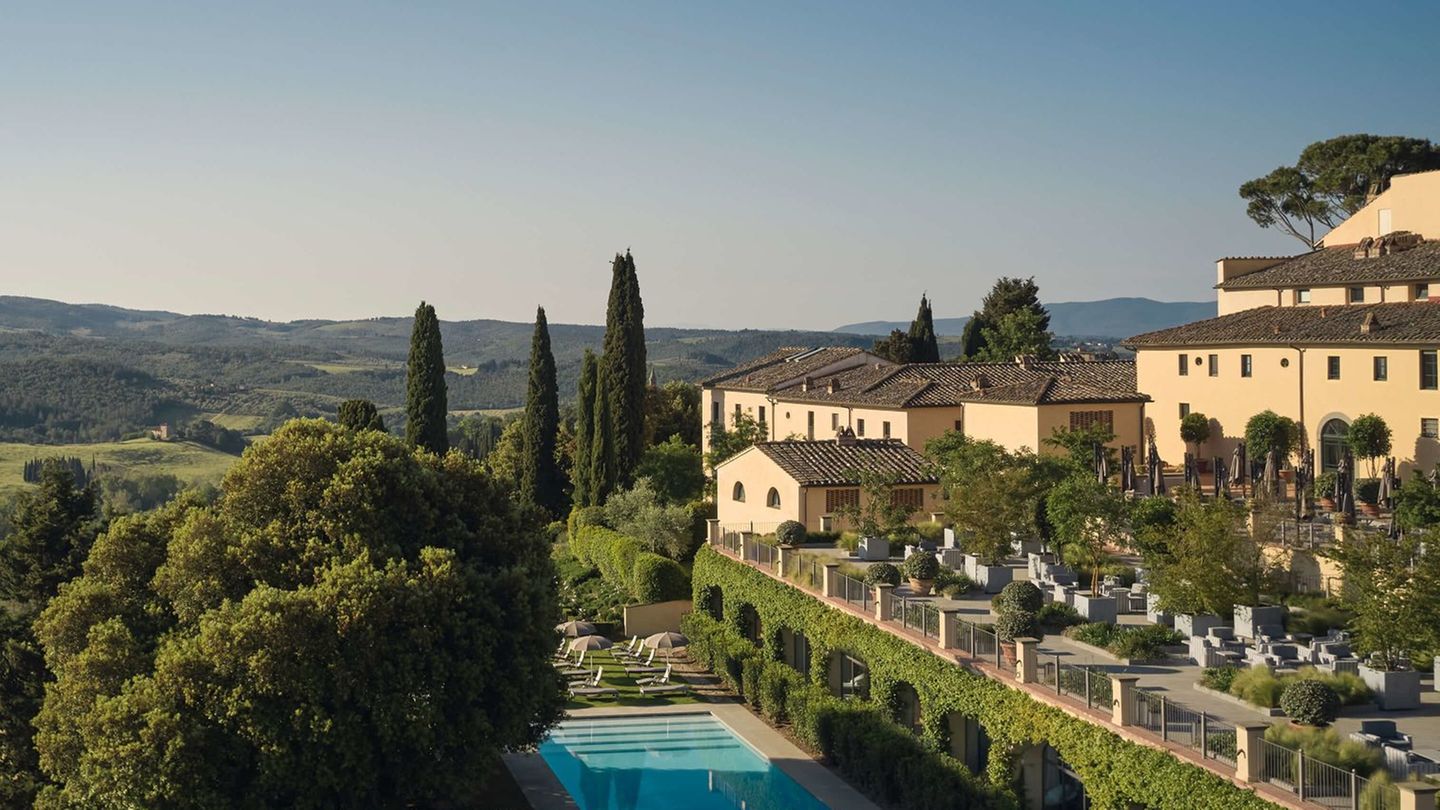 Unterkünfte in der Toskana: Castello del Nero in Tavarnelle Val di Pesa - Kategorie Luxus Meterdicke Mauern, hohe Gewölbedecken, mächtige Kamine. Und Säle, in denen ohne Mühe große Gesellschaften feiern können - die Florentiner Adelsfamilie Del Nero ließ sich im 12. Jahrhundert diesen repräsentativen Landsitz errichten. Prachtvoll ist auch das Hotel, das hier heute residiert, mit 50 Zimmern und Suiten, einige davon wahrhaft grandios mit ihren ausgemalten Balkendecken, der privaten Terrasse, den farbenfrohen Fresken. Und natürlich grandios teuer. Aber auch die Standard-Zimmer sind außergewöhnlich, dank ihrer warmen Farben, der toskanischen Stoffe, der bequemen Sessel und feinsten Wolldecken. Das Hotel liegt günstig, nach Siena oder Florenz braucht man nicht mehr als eine gute halbe Stunde. Doch könnte man es hier durchaus ein paar Tage lang aushalten, ohne das Gelände zu verlassen. Es lockt: ein großer Pool, ein luxuriöses Spa und ein ausgezeichnetes Restaurant. Castello del Nero in Tavarnelle Val di Pesa - Kategorie Luxus Meterdicke Mauern, hohe Gewölbedecken, mächtige Kamine. Und Säle, in denen ohne Mühe große Gesellschaften feiern können - die Florentiner Adelsfamilie Del Nero ließ sich im 12. Jahrhundert diesen repräsentativen Landsitz errichten. Prachtvoll ist auch das Hotel, das hier heute residiert, mit 50 Zimmern und Suiten, einige davon wahrhaft grandios mit ihren ausgemalten Balkendecken, der privaten Terrasse, den farbenfrohen Fresken. Und natürlich grandios teuer. Aber auch die Standard-Zimmer sind außergewöhnlich, dank ihrer warmen Farben, der toskanischen Stoffe, der bequemen Sessel und feinsten Wolldecken. Das Hotel liegt günstig, nach Siena oder Florenz braucht man nicht mehr als eine gute halbe Stunde. Doch könnte man es hier durchaus ein paar Tage lang aushalten, ohne das Gelände zu verlassen. Es lockt: ein großer Pool, ein luxuriöses Spa und ein ausgezeichnetes Restaurant.