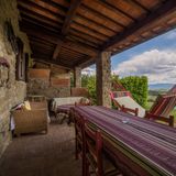 Fattoria Montalbano in Donnini - Kategorie Agriturismi  Wie aus dem Ferien-Bilderbuch wirkt das von Wein umrankte Natursteinhaus mit seinen roten Fensterläden. Unter alten Linden stehen bunte Tische und Stühle, Kinder lachen, ein Hund namens Matisse döst vor sich hin, und bei den Rosen sonnen sich zwei von acht glücklichen Katzen. Vor allem Familien fühlen sich wohl auf dem Landgut, das von einer Rheinländerin und ihrem italienischen Mann geführt wird und in friedlicher Stille hoch über dem Arnotal liegt. Die Gäste wohnen in rustikalen Apartments rund um das Haupthaus; es gibt zwei Kinderspielplätze, einen großen und einen kleinen Pool. Das Schwein, die Ponys und das 38 Jahre alte Pferd lassen sich streicheln. Und sollten die Eltern mal etwa anderes als die reine Entspannung suchen: Vom Nachbarort Sant’Ellero ist es mit dem Zug nur eine halbe Stunde nach Florenz.