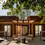 Roccafiore in Chioano  Es soll hier schon Gäste gegeben haben, die Todi entdecken wollten – und es dann kein einziges Mal bis in das mittelalterliche umbrische Städtchen geschafft haben. Weil der Blick auf den Ort, etwa aus dem Pool, so atemraubend ist: Todi thront auf der anderen Talseite auf der Spitze seines Hügels, davor wogen grün und saftig die Felder und Weinberge, und aus den Rabatten am Pooldeck duftet es betörend nach Lavendel. Tatsächlich spricht wenig dagegen, die Ferien voll und ganz auf diesem modern gestylten Landgut zu verbringen. Helle, freundliche Zimmer mit zeitgenössischer Kunst und schönen Designerlampen verführen zum Bleiben; das Restaurant serviert Tatar vom Chianina-Rind mit Parmesan-Schaum, auch mittags auf der Terrasse; ein großzügiges Spa bietet Behandlungen, Sauna und Pfefferminz-Dusche. Und nur 100 Meter entfernt hält das hauseigene Weingut Besucher von weiterreichenden Exkursionen ab. Auf dem Foto ist das neue Wein-Chalet zu sehen. 