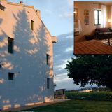 Casa Azzurra in Loro Piceno - Kategorie Agriturismi  Als Elia Quagliola der Modewelt Adieu sagte und von Rom in die bäuerliche Kulturlandschaft der Marken zog, brachte er seine Liebe zu Farben, Stoffen und asiatischen Kulturen mit. Die Fassade des zweistöckigen, nach baubiologischen Kriterien renovierten Bauernhauses ließ der ehemalige Designer zartblau tünchen, „damit es sich mit dem Himmel verbindet“. In den Gästezimmern erinnern chinesische Schränke und japanische Kampferholz-Truhen an ferne Länder; freistehende Löwenfuß-Wannen verbergen sich hinter lässig über Vorhangstangen geworfenen Stoffbahnen. In diesem freundlichen Ambiente stellt sich Erholung wie von selbst ein; wenn nicht, hilft das hübsche kleine Spa weiter. Zum Frühstück gibt es hausgemachtes Vollkornbrot aus dem Holzofen, frischen Ricotta, feinsten Honig, eine reiche Teeauswahl - und Elias legendäre Rühreier. 