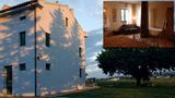 Casa Azzurra in Loro Piceno - Kategorie Agriturismi  Als Elia Quagliola der Modewelt Adieu sagte und von Rom in die bäuerliche Kulturlandschaft der Marken zog, brachte er seine Liebe zu Farben, Stoffen und asiatischen Kulturen mit. Die Fassade des zweistöckigen, nach baubiologischen Kriterien renovierten Bauernhauses ließ der ehemalige Designer zartblau tünchen, „damit es sich mit dem Himmel verbindet“. In den Gästezimmern erinnern chinesische Schränke und japanische Kampferholz-Truhen an ferne Länder; freistehende Löwenfuß-Wannen verbergen sich hinter lässig über Vorhangstangen geworfenen Stoffbahnen. In diesem freundlichen Ambiente stellt sich Erholung wie von selbst ein; wenn nicht, hilft das hübsche kleine Spa weiter. Zum Frühstück gibt es hausgemachtes Vollkornbrot aus dem Holzofen, frischen Ricotta, feinsten Honig, eine reiche Teeauswahl - und Elias legendäre Rühreier. 