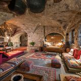 Erimito in Tarina  Ein Hauch von Weihrauch liegt in der Luft, gregorianische Chöre klingen aus versteckten Lautsprecherboxen, vor groben Natursteinmauern flackert Kerzenschein. Der ehemalige Mode-Unternehmer Marcello Murzilli hat in der einsamen Hügelwelt Umbriens ein verfallenes Kloster unter Einsatz modernster Technologien und mit kargen Stilmitteln in ein spirituelles Refugium verwandelt. Verheißen wird: „Digital Detox“ (kein WLAN, kein Handy-Netz) und christlich inspirierte Einkehr. Die Gäste schlafen in celluzze, kleinen Einzelzellen, die es mit ihren in Stein gehauenen Lesenischen am Fenster, der Bettwäsche aus aufbereitetem alten Leinen und dem taufbeckenartigen Waschtisch in jedes Interior-Magazin schaffen könnten. Hier liegen auch die Bademäntel mit den spitzen Mönchskapuzen aus, in denen man sich am frühen Abend auf den Weg ins dunkle Dampfbad macht. 