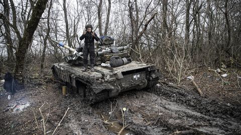 Ukrainischer Panzer im Donbass. EDer Winter wird vom Schlamm bestimmt- 