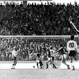 WM 1978: Die deutsche Mannschaft unterliegt mit 2:3 gegen Österreich und scheitert damit in der Zwischenrunde des Turniers in Argentinien. Die Partie geht als "Schmach von Cordoba" in die deutsche Fußball-Geschichte ein. Vor der WM war schon klar, dass Bundestrainer Helmut Schön danach aufhören würde.