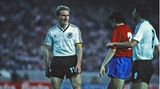 EM 1984: Die deutsche Elf tritt nach dem Erfolg vier Jahre zuvor in Italien als Titelverteidiger in Spanien an. Sie scheidet in der Vorrunde aus, im letzten Gruppenspiel unterliegt sie mit 0:1 gegen Spanien. Trainer Jupp Derwall scheidet aus dem Amt, Teamchef Franz Beckenbauer übernimmt.