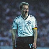 EM 1984: Die deutsche Elf tritt nach dem Erfolg vier Jahre zuvor in Italien als Titelverteidiger in Spanien an. Sie scheidet in der Vorrunde aus, im letzten Gruppenspiel unterliegt sie mit 0:1 gegen Spanien. Trainer Jupp Derwall scheidet aus dem Amt, Teamchef Franz Beckenbauer übernimmt.