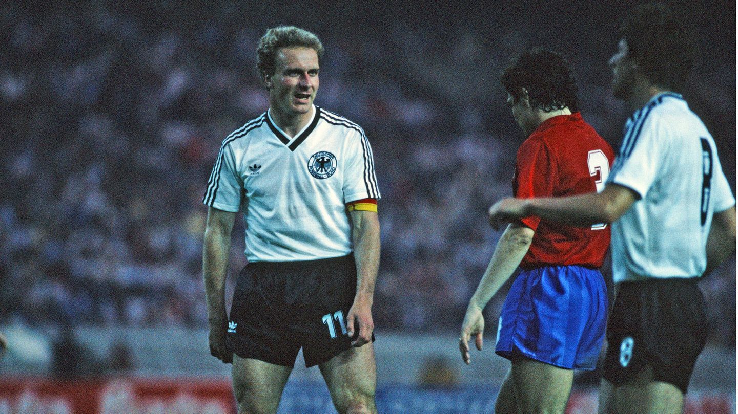 Aus bei der WM 2022: EM 1984: Die deutsche Elf tritt nach dem Erfolg vier Jahre zuvor in Italien als Titelverteidiger in Spanien an. Sie scheidet in der Vorrunde aus, im letzten Gruppenspiel unterliegt sie mit 0:1 gegen Spanien. Trainer Jupp Derwall scheidet aus dem Amt, Teamchef Franz Beckenbauer übernimmt. EM 1984: Die deutsche Elf tritt nach dem Erfolg vier Jahre zuvor in Italien als Titelverteidiger in Spanien an. Sie scheidet in der Vorrunde aus, im letzten Gruppenspiel unterliegt sie mit 0:1 gegen Spanien. Trainer Jupp Derwall scheidet aus dem Amt, Teamchef Franz Beckenbauer übernimmt.