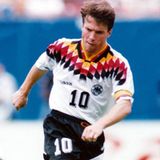 WM 1994: Die Mannschaft von Bundestrainer Berti Vogts will in den USA den vier Jahre zuvor in Italien gewonnenen Titel erfolgreich verteidigen. Sie scheitert im Viertelfinale an Bulgarien mit 1:2.
