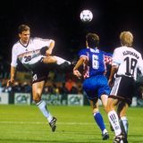 WM 1998: Wieder ist im Viertelfinale Endstation für die deutsche Mannschaft. Gegen Kroatien unterliegt das Vogts-Team in Frankreich mit 0:3. Einige Wochen später tritt der Bundestrainer zurück.