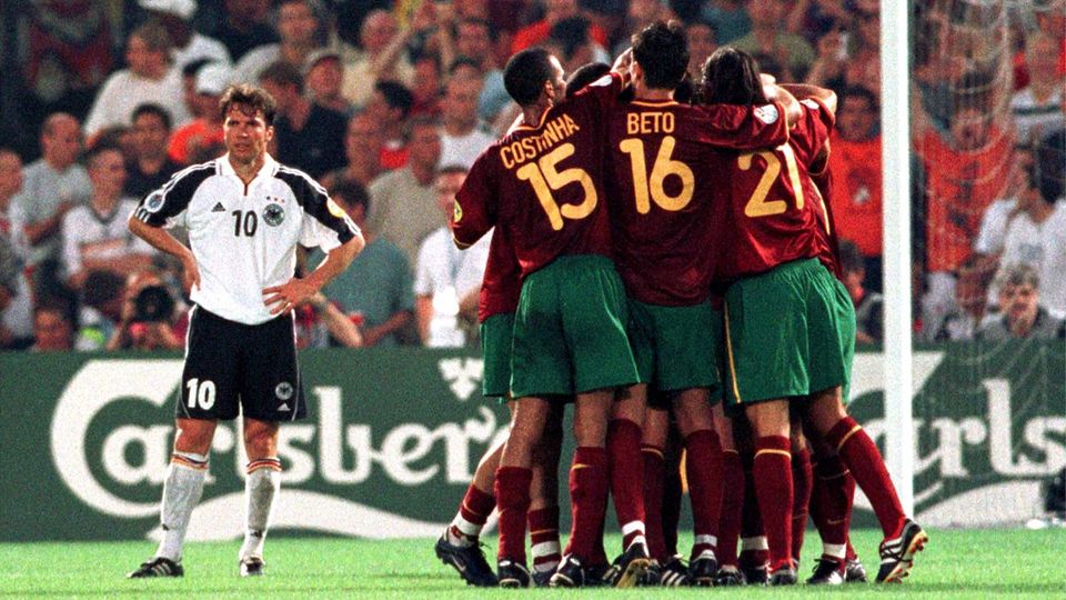 EM 2000: Deutschland übersteht bei der EM in Belgien und den Niederlanden die Vorrunde nicht. Sie wird hinter Portugal, Rumänien und England Gruppenletzter. Nach dem Turnier folgt Rudi Völler als Teamchef auf Bundestrainer Erich Ribbeck.