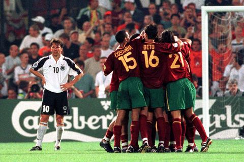 EM 2000: Deutschland übersteht bei der EM in Belgien und den Niederlanden die Vorrunde nicht. Sie wird hinter Portugal, Rumänien und England Gruppenletzter. Nach dem Turnier folgt Rudi Völler als Teamchef auf Bundestrainer Erich Ribbeck.