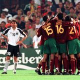 EM 2000: Deutschland übersteht bei der EM in Belgien und den Niederlanden die Vorrunde nicht. Sie wird hinter Portugal, Rumänien und England Gruppenletzter. Nach dem Turnier folgt Rudi Völler als Teamchef auf Bundestrainer Erich Ribbeck.
