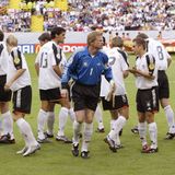 EM 2004: Auch in Portugal kommt die deutsche Mannschaft nicht über die Vorrunde hinaus. Sie verliert das letzte Gruppenspiel mit 1:2 gegen ein B-Team aus Tschechien. Völler tritt zurück.