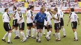 EM 2004: Auch in Portugal kommt die deutsche Mannschaft nicht über die Vorrunde hinaus. Sie verliert das letzte Gruppenspiel mit 1:2 gegen ein B-Team aus Tschechien. Völler tritt zurück.