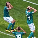 WM 2018: Der Titelverteidiger blamiert sich in Russland. Nach einem 0:2 gegen Südkorea scheidet Deutschland als Gruppenletzter aus. Bundestrainer Joachim Löw darf trotzdem im Amt bleiben.