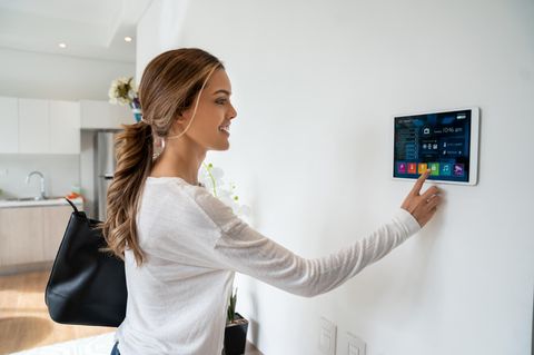Ein Smart Display dient als zentrales Bedienelement des Smarthomes.