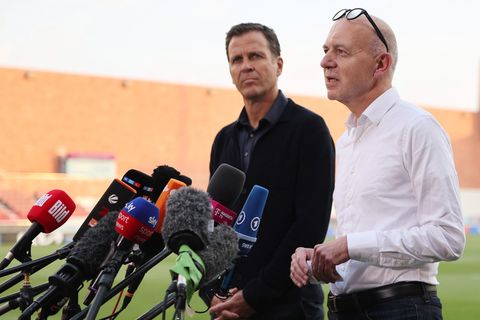 Zwei, die einiges Aufarbeiten müssen: DFB-Präsident Bernd Neuendorf (r) spricht während einer Pressekonferenz neben DFB-Direktor Oliver Bierhoff