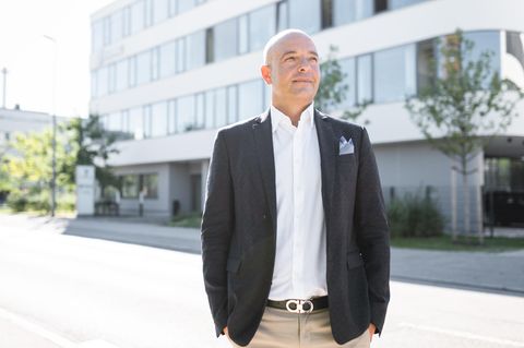 Der CEO von Edag, Cosimo De Carlo steht vor einem Gebäude
