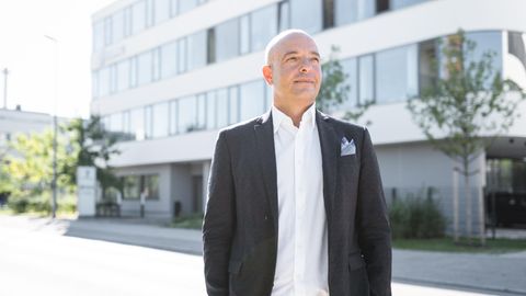 Der CEO von Edag, Cosimo De Carlo steht vor einem Gebäude