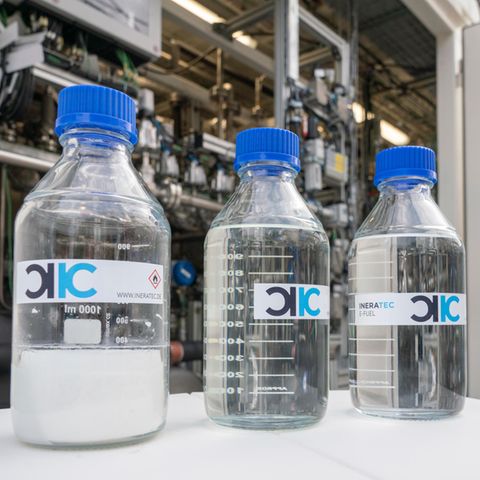 E-Fuels: Künstlich hergestellter Kraftstoff in mehreren Flaschen