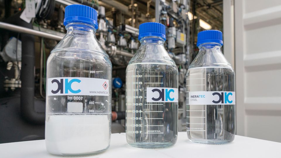E-Fuels: Künstlich hergestellter Kraftstoff in mehreren Flaschen