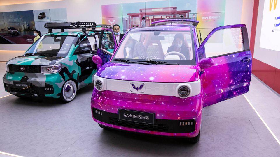 china elektroauto zwei Autos nebeneinander in einem Showroom
