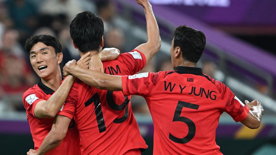 Ab ins Achtfinale: Südkoreas Younggwon Kim feiert seinem Treffer zum 1:1 gegen Portugal, am Ende steht es sogar 2:1