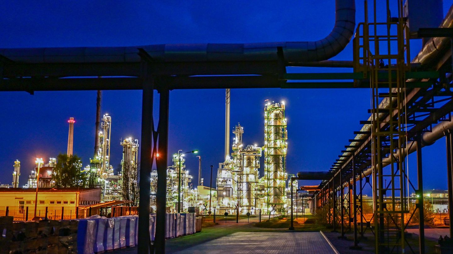 Brandenburg, Schwedt: Die Anlagen der Erdölraffinerie auf dem Industriegelände der PCK-Raffinerie GmbH