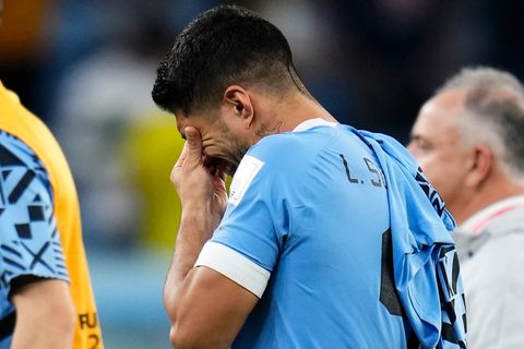 Ein Fußballprofi im hellblauen Trikot und mit kurzen, schwarzen Haaren wischt sich mit der linken Hand Tränen aus den Augen