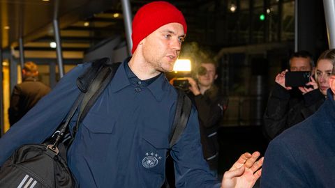 Keine Wort mehr zum vermaledeiten WM-Desaster: Manuel Neuer kommt in München an