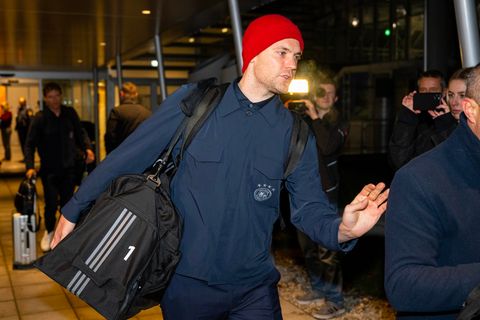 Keine Wort mehr zum vermaledeiten WM-Desaster: Manuel Neuer kommt in München an
