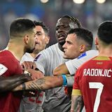 2. Dezember  Das WM-Spiel zwischen Serbien und der Schweiz war nicht nur sportlich, sondern auch wegen seiner Vorgeschichte brisant. Beim WM-Duell in Russland vor viereinhalb Jahren hatten die Schweizer Torschützen Granit Xhaka und Shaqiri mit ihrem Doppeladler-Jubel für einen Skandal gesorgt. Diesmal hielten sich die Protagonisten in ihren Gesten weitgehend zurück.  Dafür ging es in der Nachspielzeit hinter dem Tor der Serben zur Sache: Um Granit Xhaka, schweizer Kapitän mit kosovarischen Wurzeln, versammeln sich einige Serben. Xhaka wehrt sich, der Schiedsrichter gibt Serbiens Abwehrspieler Nikola Milenkovic sowie Xhaka Gelb. Wenig später ist Schluss. Ob sich die beiden zur "dritten Halbzeit" verabredet haben, ist nicht bekannt.