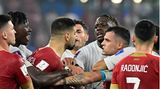 2. Dezember  Das WM-Spiel zwischen Serbien und der Schweiz war nicht nur sportlich, sondern auch wegen seiner Vorgeschichte brisant. Beim WM-Duell in Russland vor viereinhalb Jahren hatten die Schweizer Torschützen Granit Xhaka und Shaqiri mit ihrem Doppeladler-Jubel für einen Skandal gesorgt. Diesmal hielten sich die Protagonisten in ihren Gesten weitgehend zurück.  Dafür ging es in der Nachspielzeit hinter dem Tor der Serben zur Sache: Um Granit Xhaka, schweizer Kapitän mit kosovarischen Wurzeln, versammeln sich einige Serben. Xhaka wehrt sich, der Schiedsrichter gibt Serbiens Abwehrspieler Nikola Milenkovic sowie Xhaka Gelb. Wenig später ist Schluss. Ob sich die beiden zur "dritten Halbzeit" verabredet haben, ist nicht bekannt.