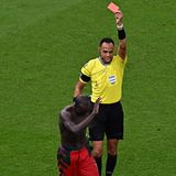 2. Dezember  Vincent Aboubakar sicherte Kamerun am Freitagabend mit seinem späten Kopfballtor (90.+2) den schmeichelhaften 1:0 (0:0)-Erfolg gegen Rekord-Weltmeister Brasilien. Nur Momente später durfte er noch vor Abpfiff duschen gehen. Denn Aboubakar hatte beim Torjubel sein Trikot ausgezogen, obwohl er schon eine gelbe Karte gesehen hatte. Die Konsequenz: Gelb-Rot in der Nachspielzeit. Aboubakar zeigte sich einsichtig, Schiedsrichter Ismail Elfath schickte ihm sogar noch tröstende Worte hinterher. In Erinnerung behalten werden Aboubakar und ganz Kamerun aber hoffentlich eher das Tor als den Platzverweis. 