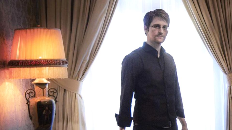 Edward Snowden posiert in einem Interview mit der schwedischen Tageszeitung Dagens Nyheter