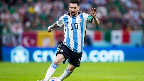 Argentinien gegen Australien: Lionel Messi am Ball