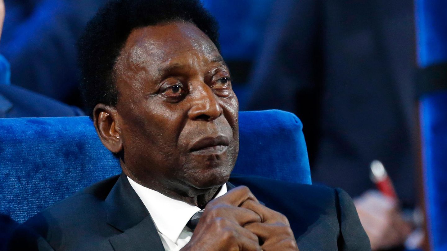 Der Brasilianer Pelé nimmt an der Auslosung der Fußball-Weltmeisterschaft 2018 im Kreml in Moskau teil