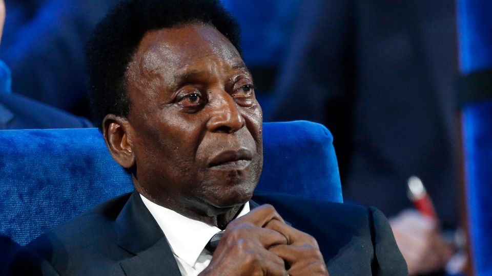 Der Brasilianer Pelé nimmt an der Auslosung der Fußball-Weltmeisterschaft 2018 im Kreml in Moskau teil