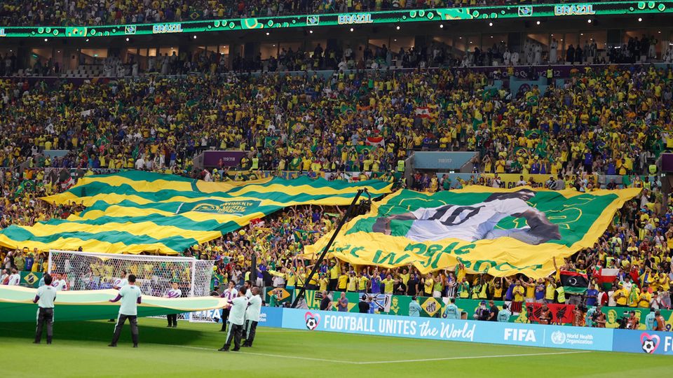 Fans tragen ein Banner mit der Aufschrift Pelé get well soon