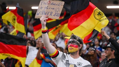 WM 2022 in Katar: Ein deutscher Fan glaubte da noch an den fünften Titel der DFB-Elf im Spiel gegen Costa Rica. 
