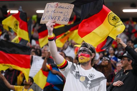 WM 2022 in Katar: Ein deutscher Fan glaubte da noch an den fünften Titel der DFB-Elf im Spiel gegen Costa Rica. 