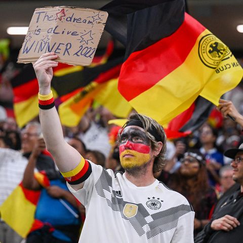 WM 2022 in Katar: Ein deutscher Fan glaubte da noch an den fünften Titel der DFB-Elf im Spiel gegen Costa Rica. 