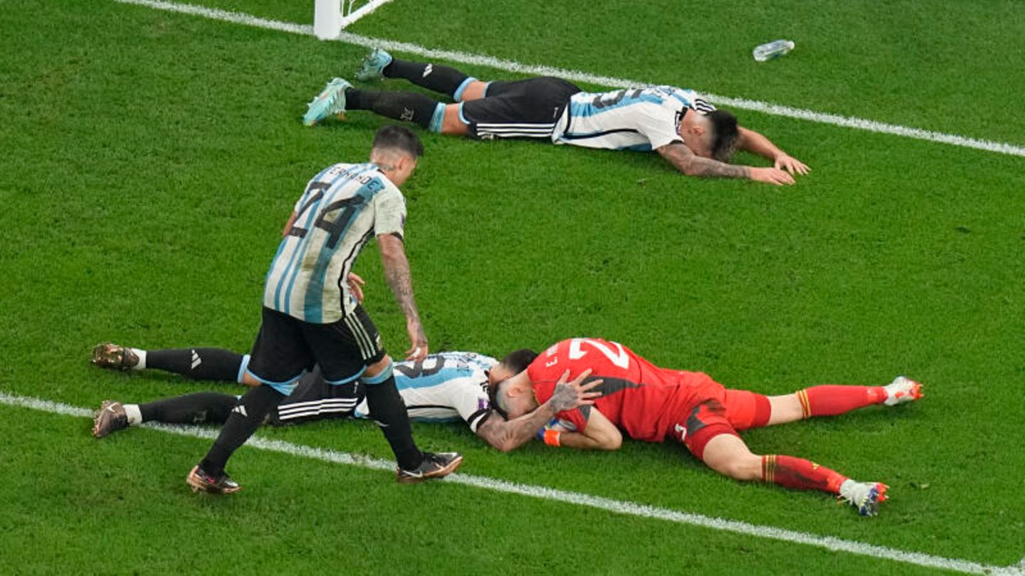 Spieler von Argentinien liegen nach Abpfiff im Strafraum